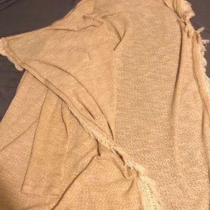 A 55% polyester 42% cotton cape